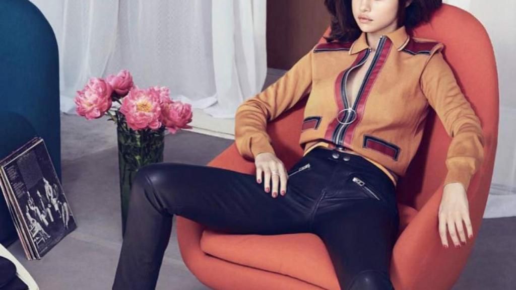 El contraataque de las mujeres al manspreading: el womanspreading. Aquí Selena Gómez.