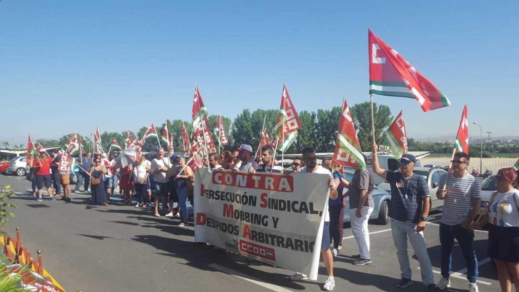 “Siempre se ha dicho que el jefe tiene miedo a Comisiones Obreras (CCOO) porque quizá tema cumplir el convenio, crear un departamento de igualdad de oportunidades para hombres y mujeres, el tema de los salarios, las horas extras, las mujeres embarazadas”.