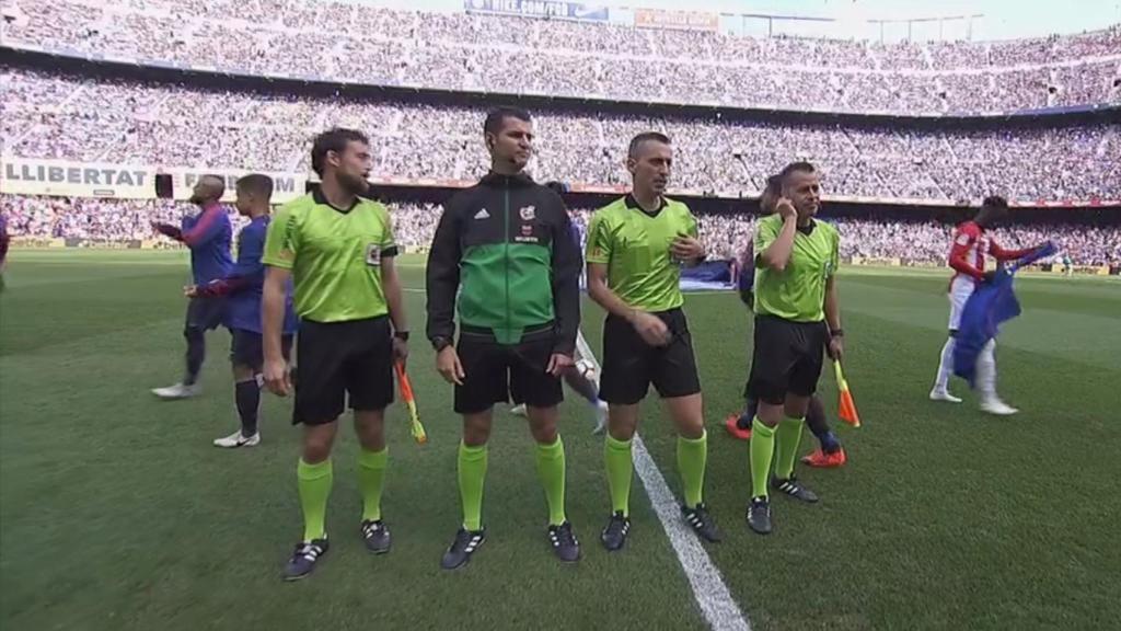 Carteles independentistas en el Camp Nou
