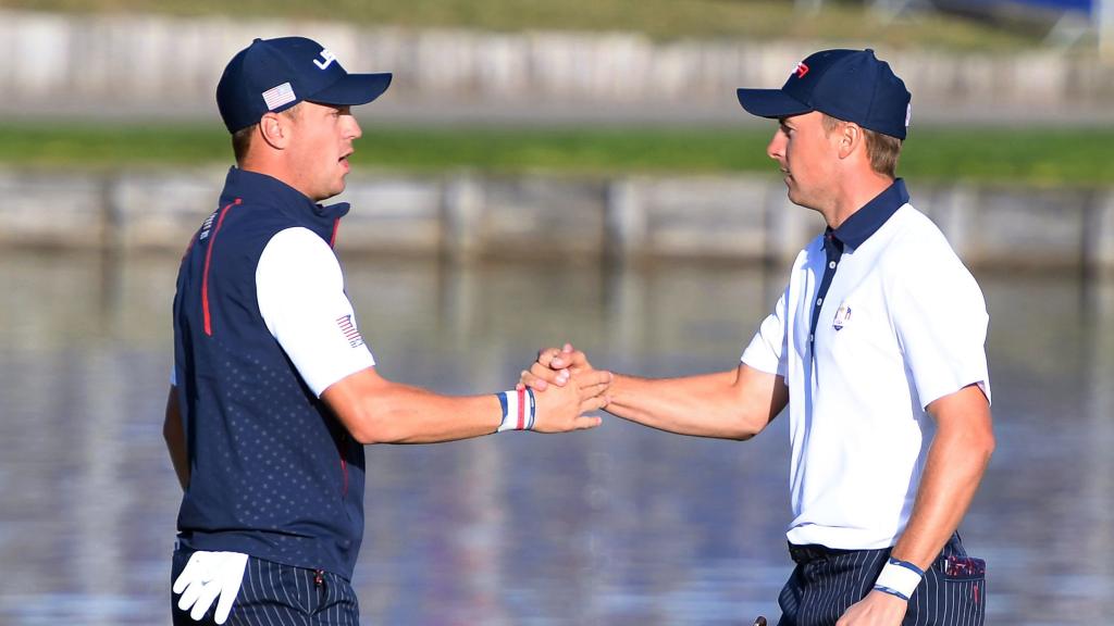 Justin Thomas (i) y Jordan Spieth (d) celebran la victoria en el hoyo 15