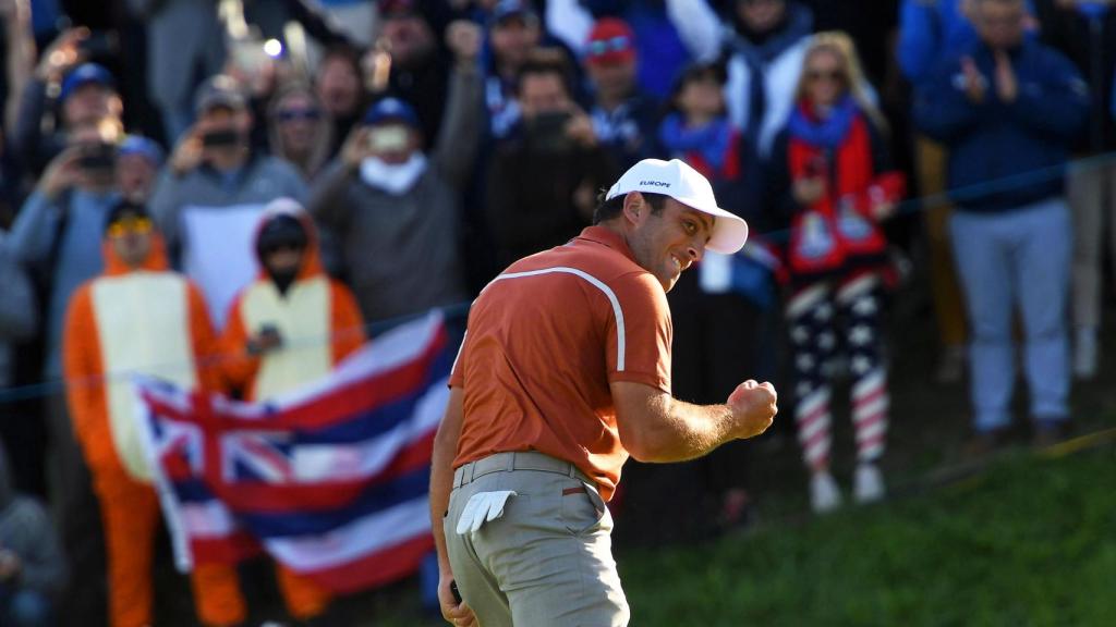 El italiano Francesco Molinari celebra su victoria en el hoyo 14 de la Ryder Cup 2018