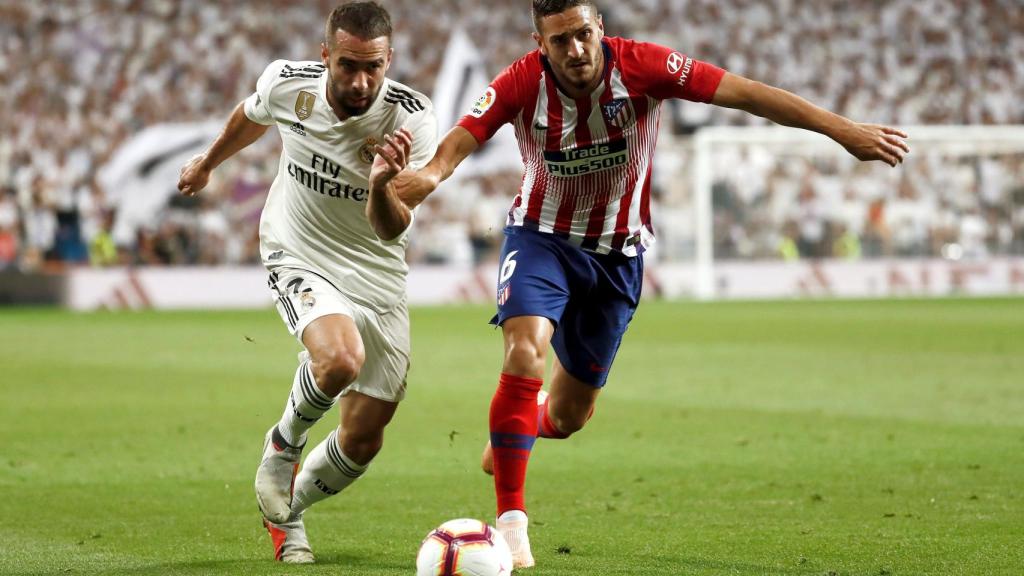 El defensa del Real Madrid, Dani Carvajal, pelea el balón ante el centrocampista del Atlético de Madrid, Koke