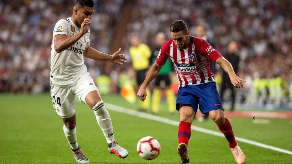 Koke, golpea el balón ante el jugador brasileño del Real Madrid, Casemiro