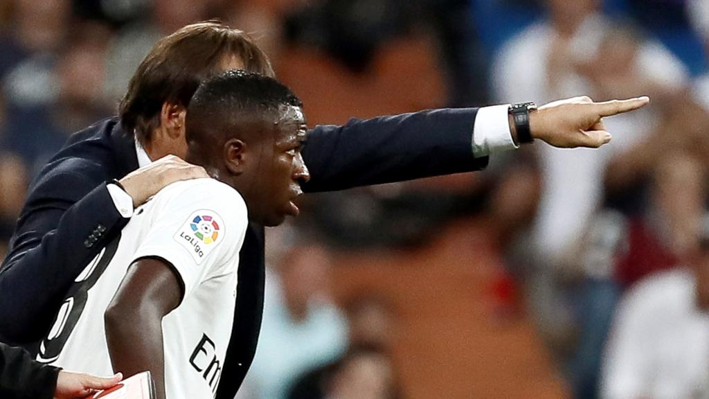 Lopetegui da órdenes a Vinicius antes de debutar en partido oficial