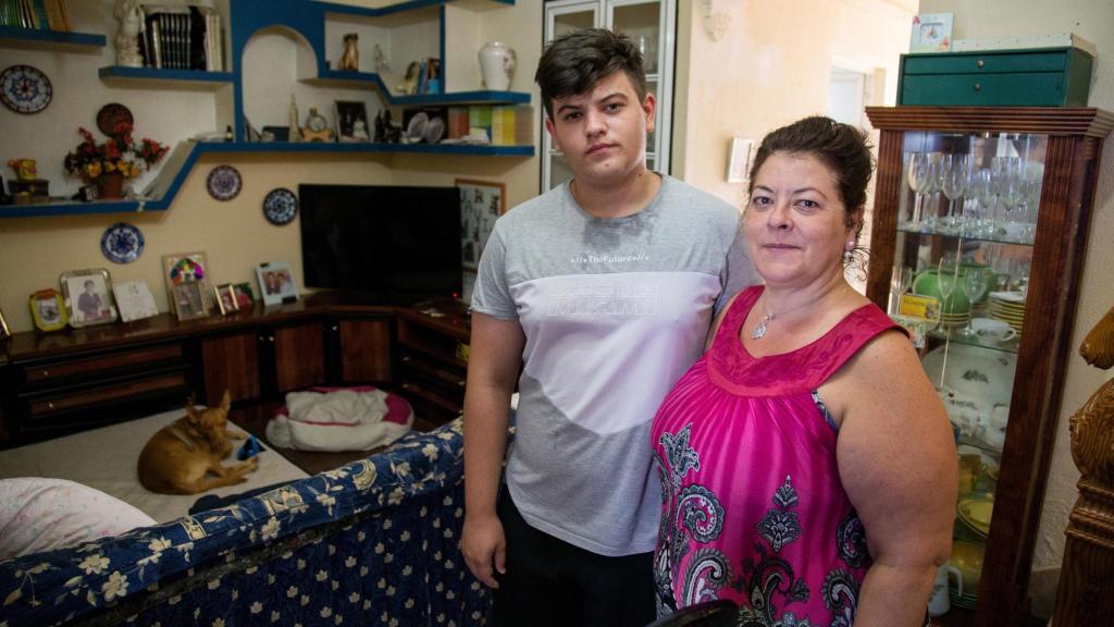 Consolación López Ramos y Alejandro, el hijo que alertó al 061. Foto Fernando Ruso