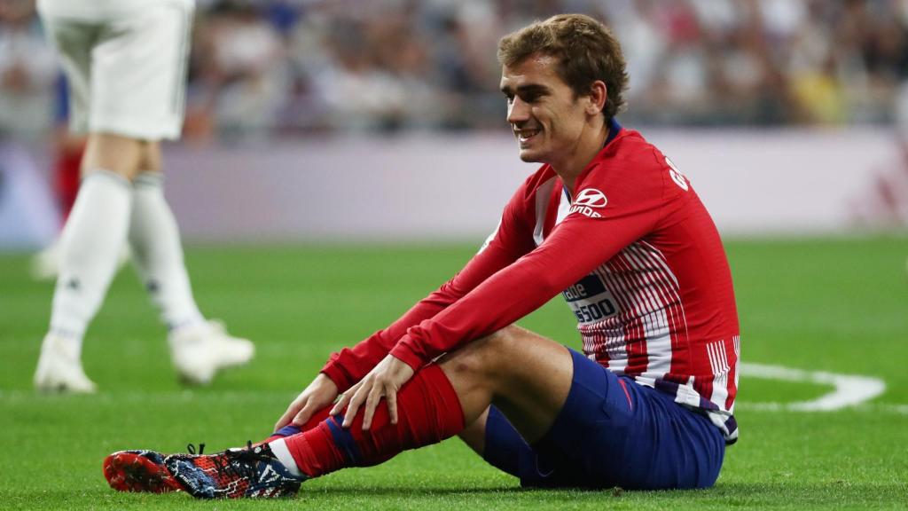 Griezmann sentado en el suelo del Santiago Bernabéu