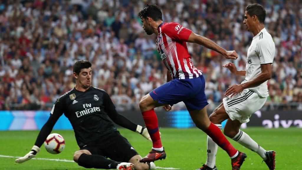 Courtois detiene una clara ocasión de Diego Costa