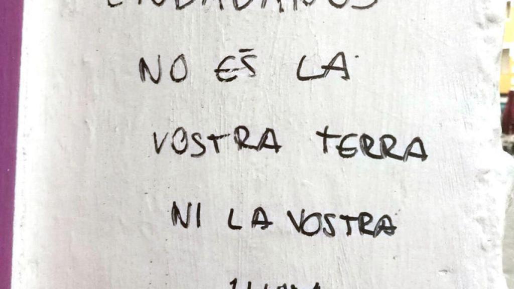 Mensaje 'indepe' en el local.