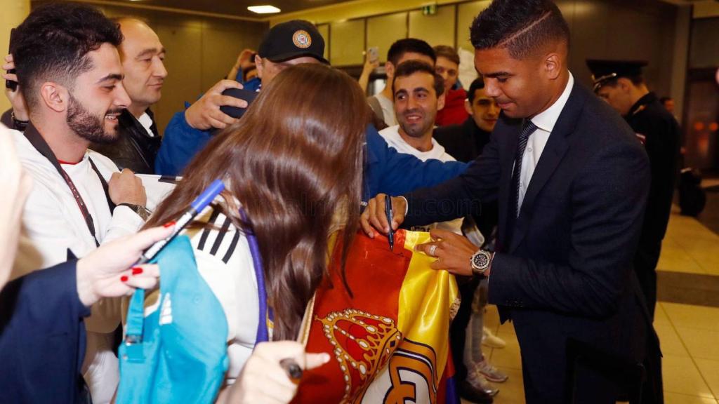 Casemiro firmando autógrafos a su llegada a Moscú
