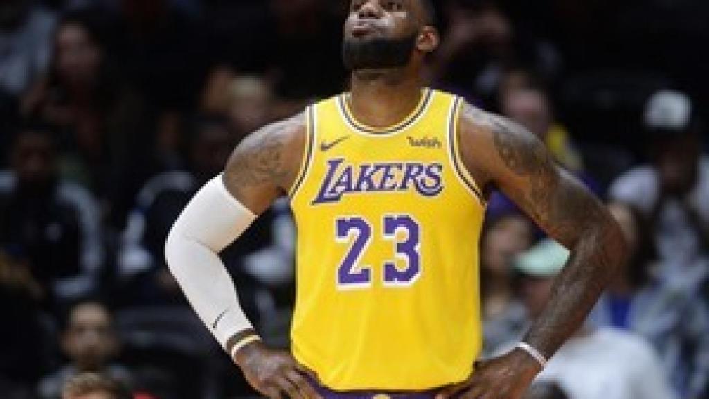 LeBron James se lamenta de una jugada