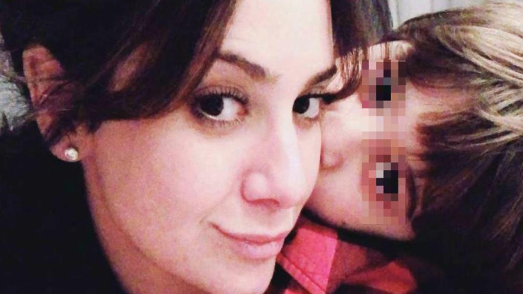 Sandra junto al pequeño Kenzo.