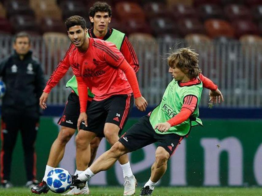 Modric, Asensio y Vallejo en el entrenamiento previo al partido contra el CSKA