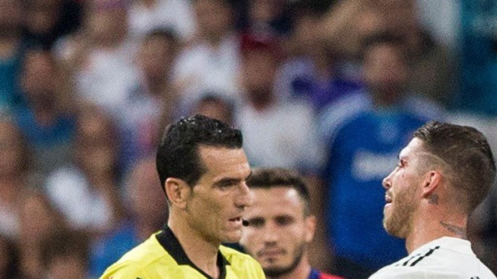 Sergio Ramos reclara a Martínez Munuera.