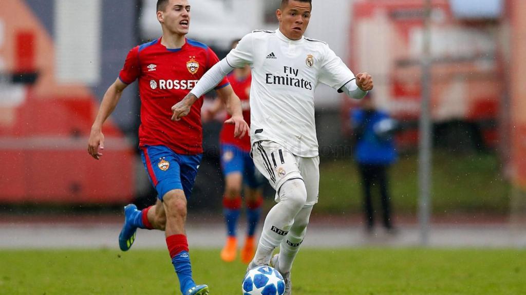 Rodrigo encara a un jugador del CSKA