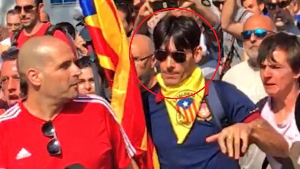 Xisco López (derecha) agrede al agente de la Guardia Civil, de camiseta roja (izquierda).