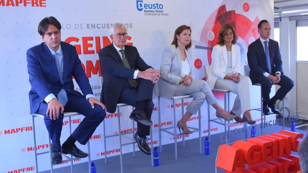 Los ponentes del Ageingnomics: Luis Garavía, profesor de ICADE; Antonio Ortega, consejero ejecutivo y director general de Personas, Medios y Tecnología de Bankia;  Elena Sanz, directora general de RRHH de Mapfre; Pilar Pons, directora general de RRHH de IBM e Íñigo Sagardoy, abogado.
