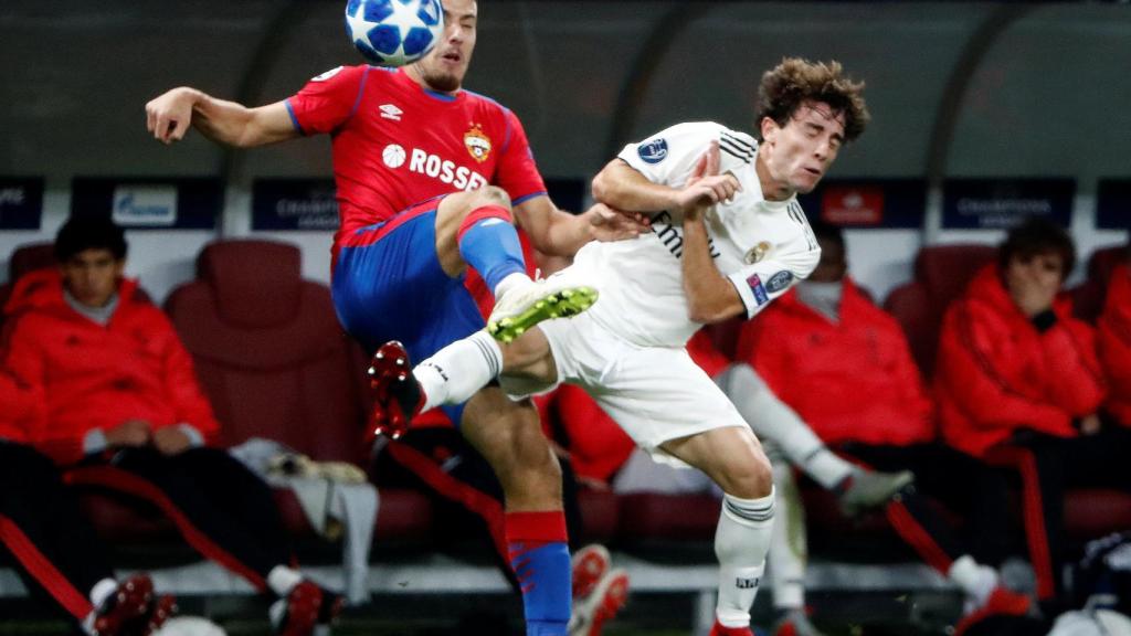 Álvaro Odriozola pelea por un balón