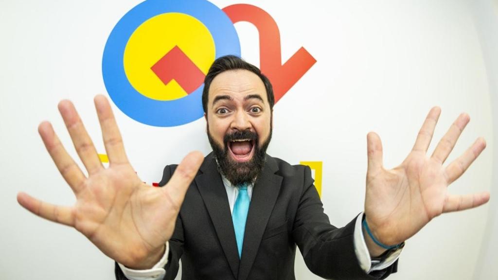Uno de los presentadores de Q12.