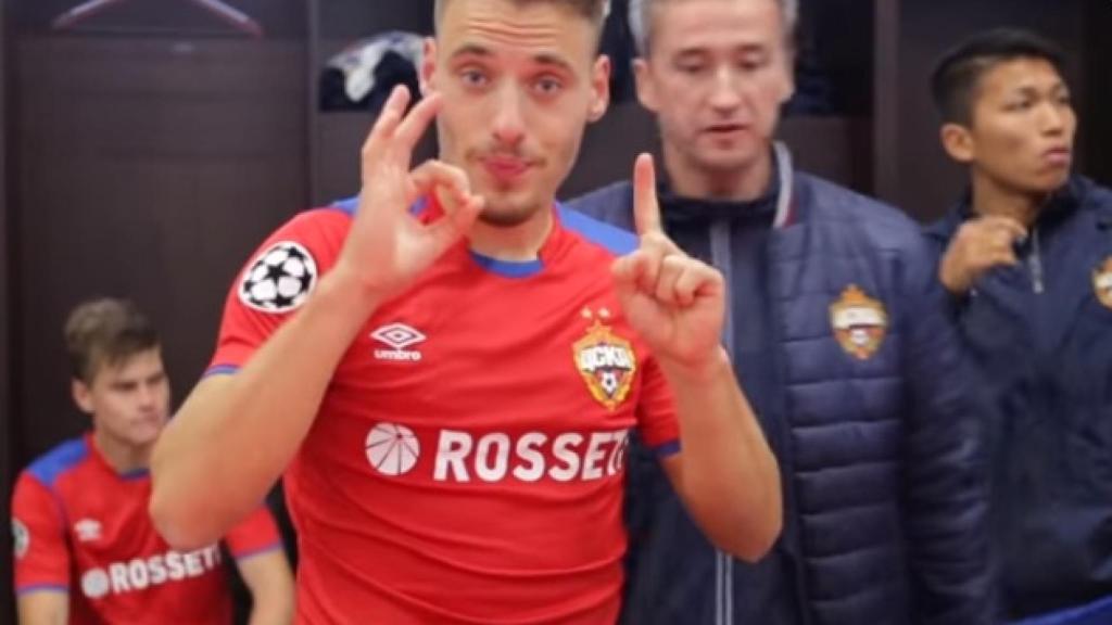 Nikola Vlasic en el vestuario del CSKA celebrando la victoria frente al Real Madrid. Foto: YouTube (PFC CSKA Moscow)