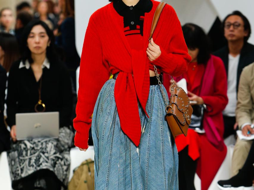 Una modelo en el desfile de Miu Miu.