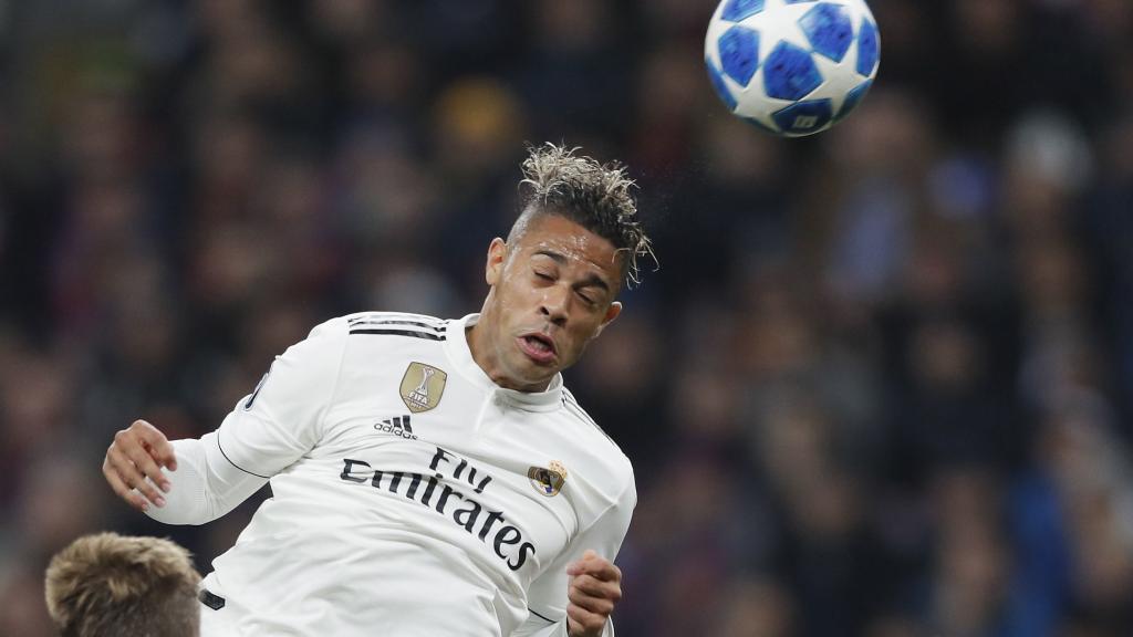 Mariano cabecea un balón contra el CSKA Moscú