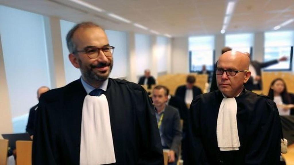 Gonzalo Boye, a la derecha del letrado de Llarena, en Bruselas.