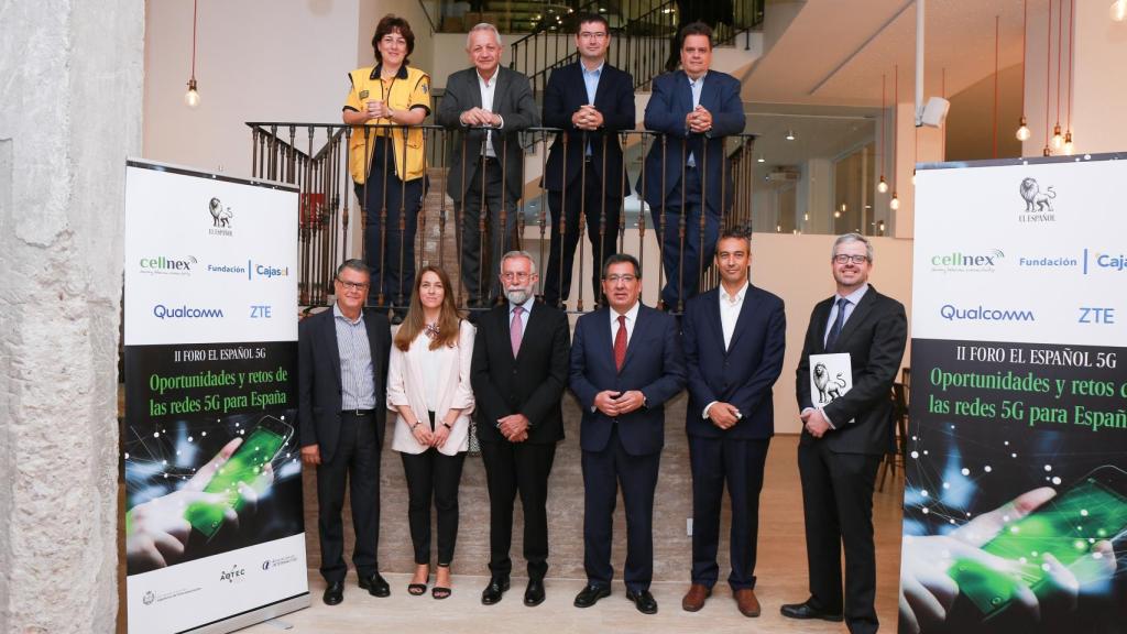 Arriba de izquierda a derecha: Isabel Casado, subdirectora general de SAMUR y Protección Civil; Eloy Fustero, director de Qualcomm; Víctor Pascual, CTO de ZTE España y Portugal y Manuel Sánchez Malagón, director de Planificación de Red de Orange. Abajo, de izquierda a derecha: Roberto Sánchez Sánchez, director general de Telecomunicaciones y tecnología de la Información del Ministerio de Economía y Empresa; Mercedes Fernández, gerente de Innovación de Telefónica; Jaime Ramos Torres, alcalde de Talavera; Antonio Pulido, presidente de la Fundación Cajasol; José Antonio Aranda; director de Innovación de Cellnex Tellecom y Miguel Ángel Uriondo, redactor jefe de Empresas y Medios de EL ESPAÑOL.