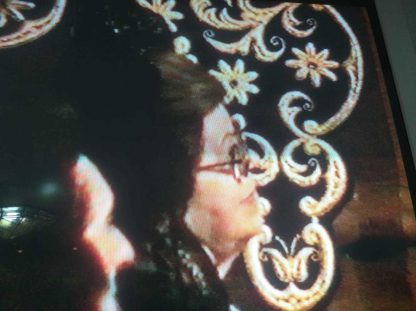 Ángela Pérez durante la misa de bendición de la virgen que ella donó a una hermandad de su pueblo, Montoro (Córdoba).