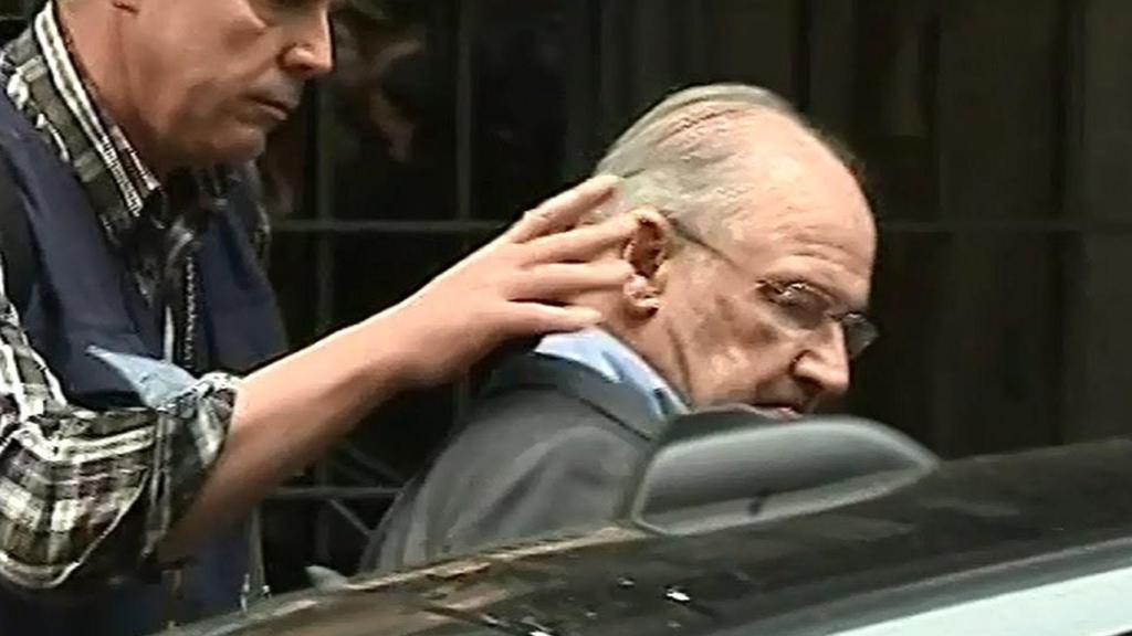 Rodrigo Rato entra en el furgón.