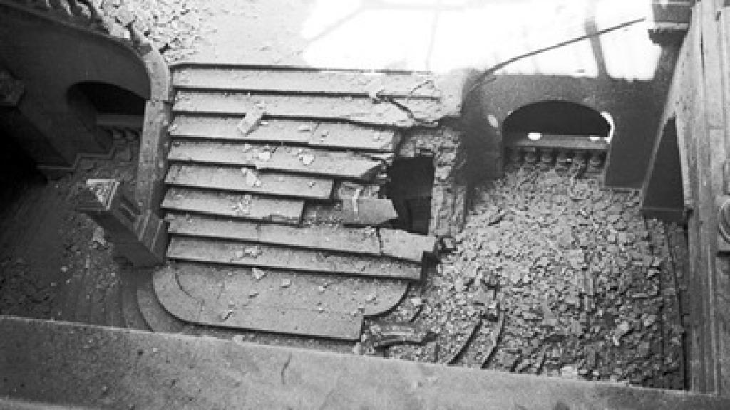 La escalera principal del Palacio de Liria tras los bombardeos de la Guerra Civil.