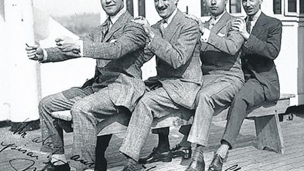 A la izquierda, Martín de Alzaga Unzué, mejor conocido como Macoco, padre de Sally.