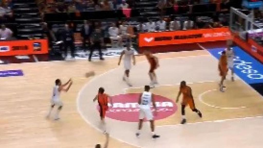 Llull lanzando el triple