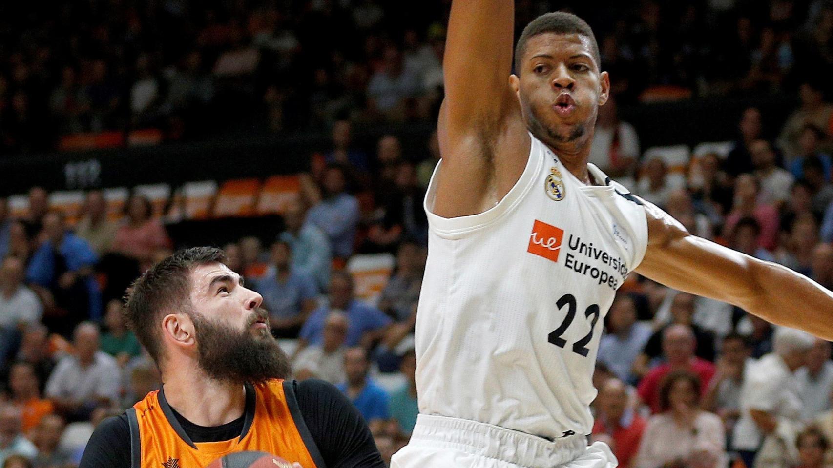 Tavares defendiendo la zona