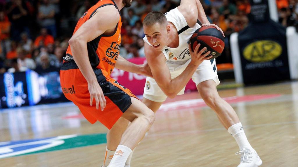 Prepelic protege la bola ante un defensor