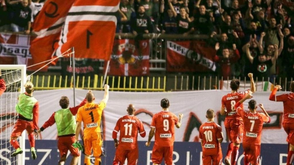 Los jugadores del Monza celebran una victoria con su afición. Foto: monza1912.it