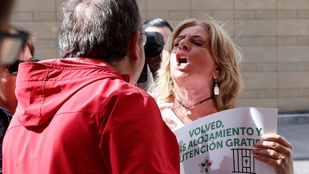 Consuel Ordoñez se enfrenta a uno de los asistentes al acto en favor de miembros de ETA en Tolosa.