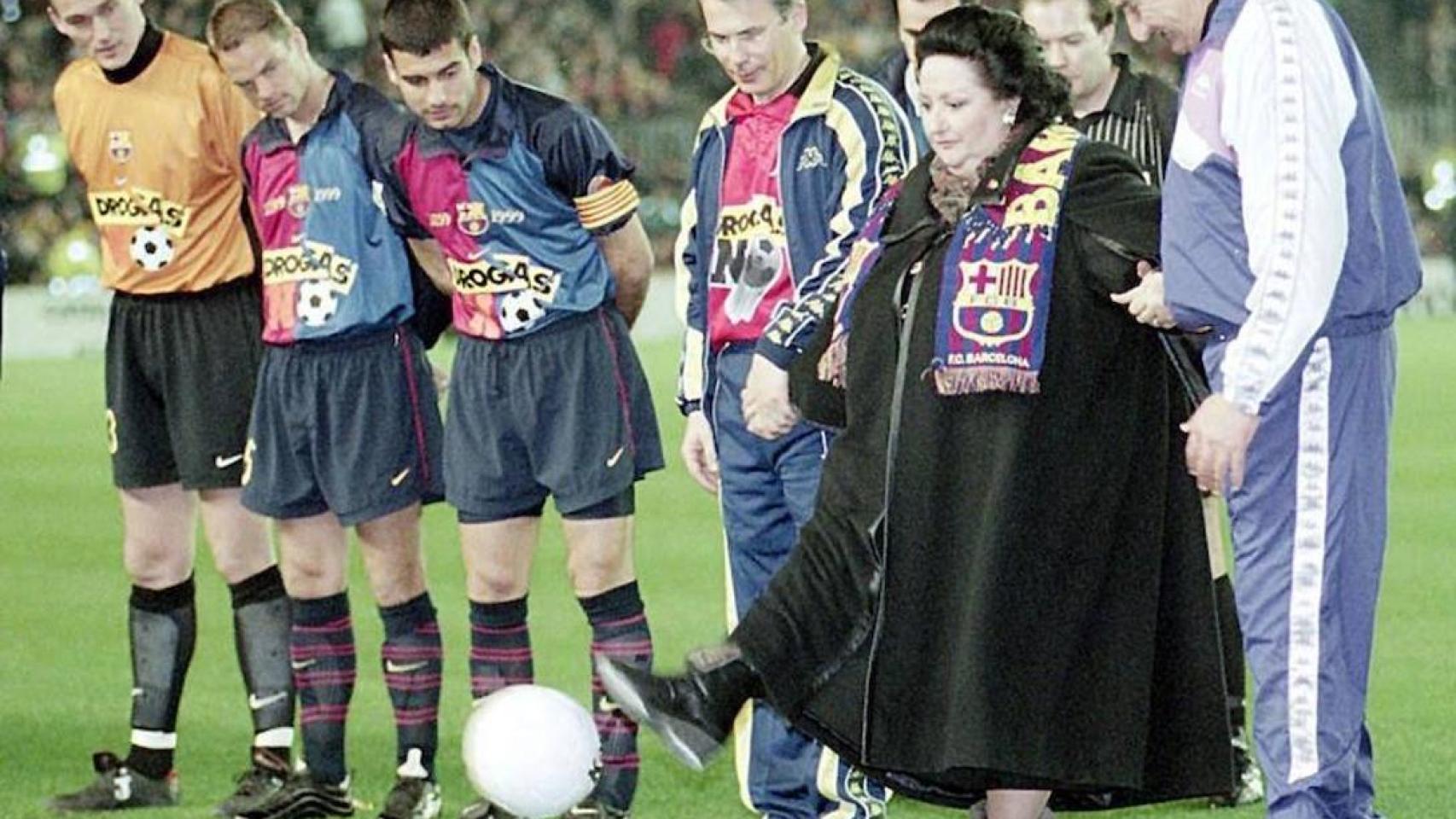 Caballé dando el saque de honor junto a Guardiola en un partido del FC Barcelona.