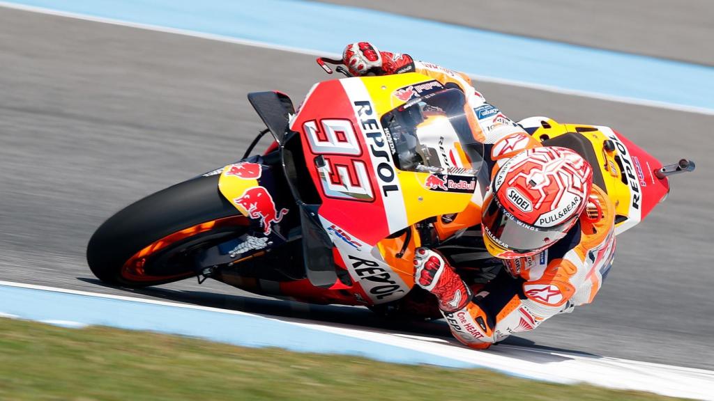 Marc Márquez toca con el codo el asfalto, durante la sesión de clasificación en Buriram.