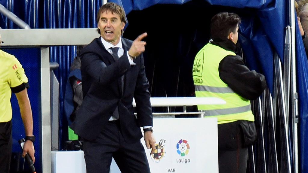 Lopetegui da órdenes desde la banda de Mendizorroza a sus jugadore