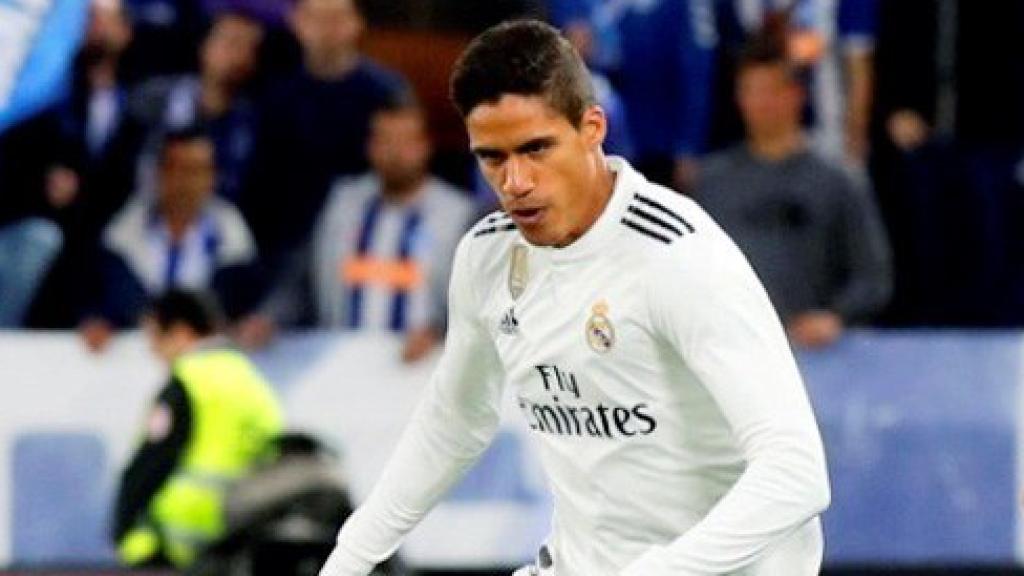 Varane lucha por el balón frente al centrocampista del Deportivo Alavés, Jony Rodríguez