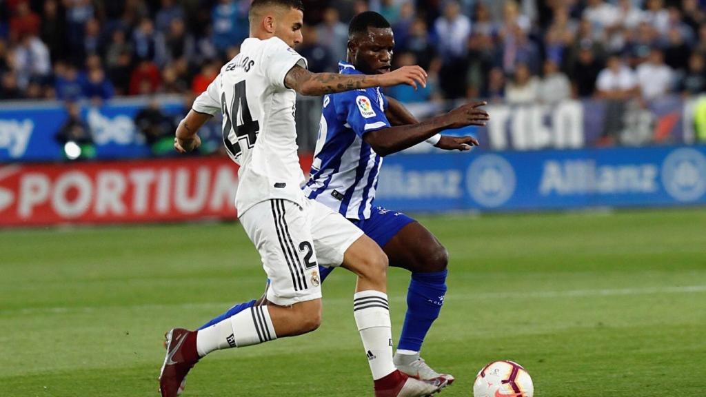 Dani Ceballos lucha el balón con el ghanés Wakaso Mubarak