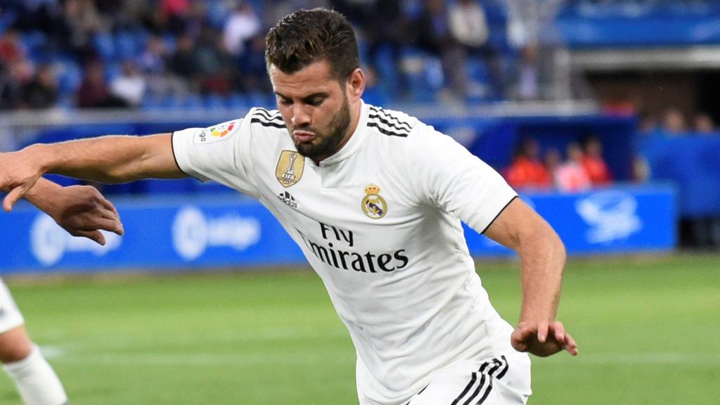 Nacho intenta centrar un balón ante un jugador del Alavés