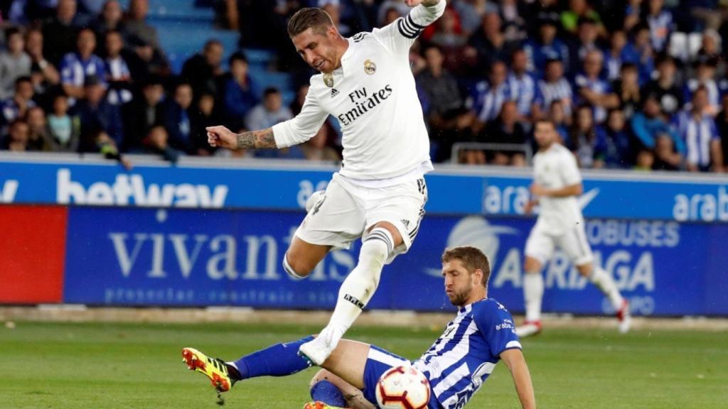 Sergio Ramos (i), durante el partido correspondiente a la octava jornada de La Liga disputado frente al Alavés en Mendizorroza