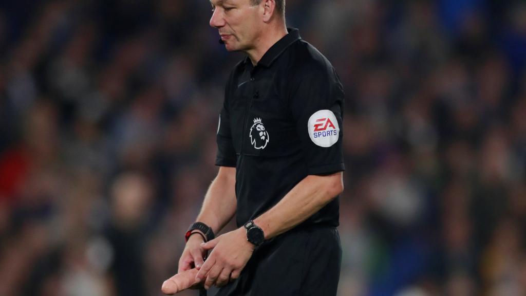 El colegiado del Brighton - West Ham recoge un pene de goma lanzado al campo