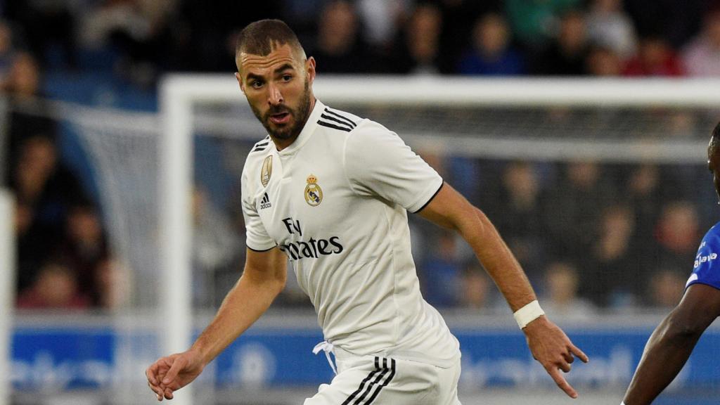 Karim Benzema controlando un balón ante el Alavés