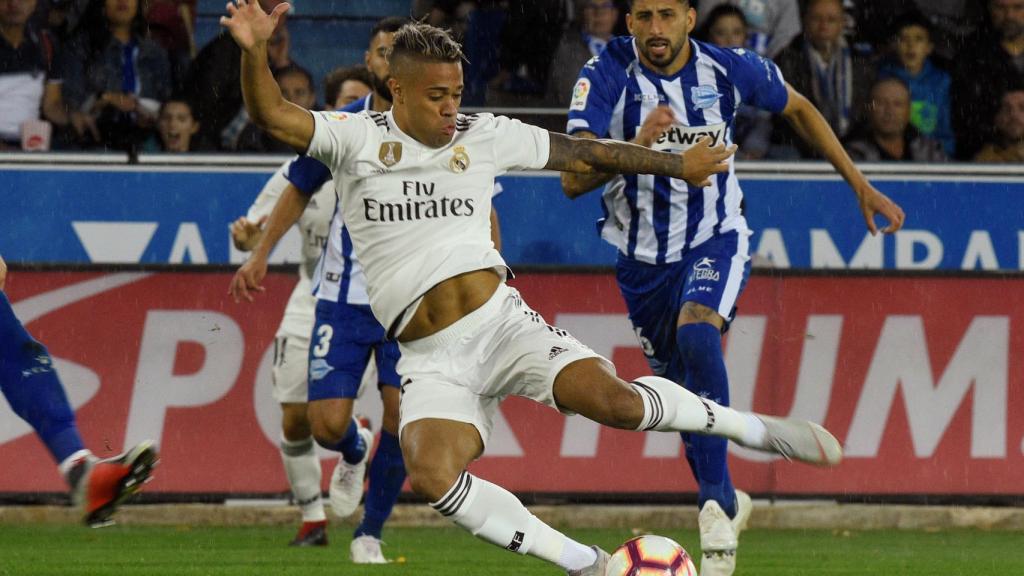 Mariano intenta disparar a la portería del Alavés