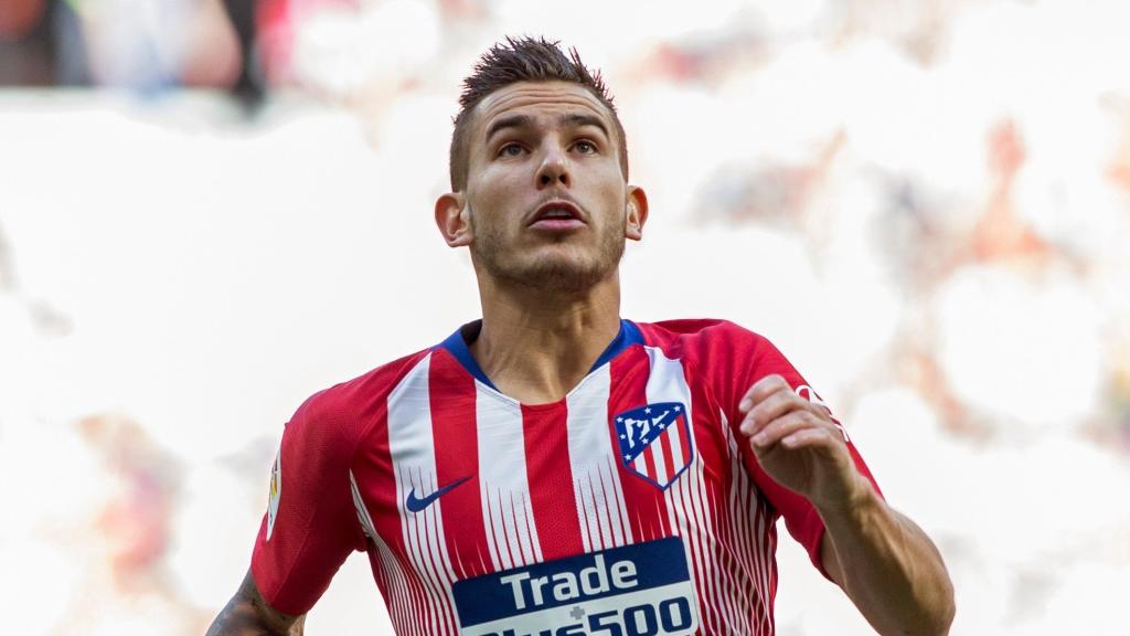 Lucas Hernández jugando frente al Betis