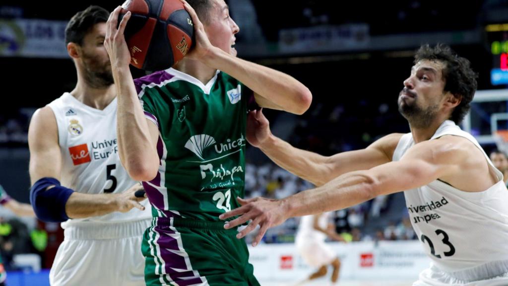 Llull y Rudy luchan por robar un balón