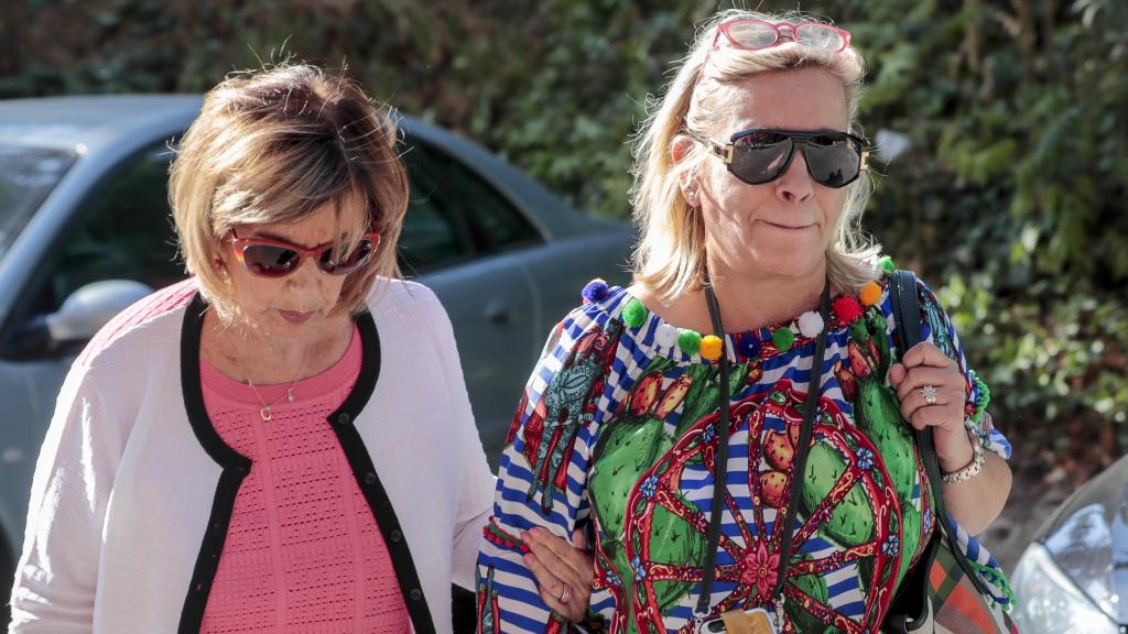 Carmen Borrego y María Teresa Campos llegando al hospital.