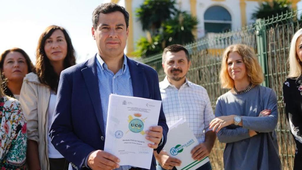 En primer plano, el presidente del PP-A, Juan Manuel Moreno Bonilla, junto a dirigentes de su partido a las puertas del club sevillano en el que más dinero público se gastaron varios altos cargos de la Junta en prostitutas.